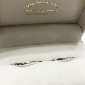 【CRAFY(クラフィ)の口コミ】 アクセサリーにあまりこだわりのない彼なので、まずは結婚指輪にしてはお…