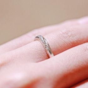 【ラザール ダイヤモンド(LAZARE DIAMOND)の口コミ】 ウェーブがかっていて、細く華奢なデザインの指輪が欲しくて雑誌やネット…