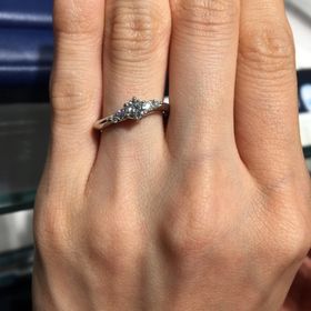 【銀座ダイヤモンドシライシの口コミ】 何百種類ものデザインがある中で、INO(イーノ)を選びました。ポイントは、…