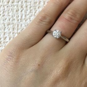 【ハリー・ウィンストン(Harry Winston)の口コミ】 王道の一粒石デザインのリングにもともと憧れがあり、細身のリングに、細…