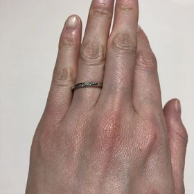 【TRECENTI(トレセンテ)の口コミ】 真っ直ぐのラインの指輪に弧を描くようにダイヤモンドがはめ込まれていま…