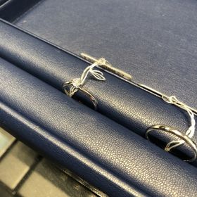 【銀座ダイヤモンドシライシの口コミ】 デザインがとても可愛いです。THE婚約指輪という形に沿いながら、細かいデ…