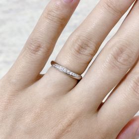 【ラザール ダイヤモンド(LAZARE DIAMOND)の口コミ】 プラチナリングに複数メレダイヤのあるデザインの指輪を探していました。
…