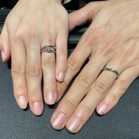 【エクセルコダイヤモンド(EXELCO DIAMOND)の口コミ】 他のブランドで購入した婚約指輪と重ね付けした時に
相性が良いものを探し…