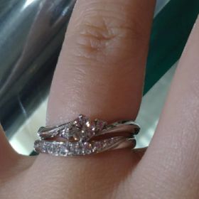 【宝寿堂(ほうじゅどう)の口コミ】 先に購入していた婚約指輪と該当品の結婚指輪を重ねて着用した際にデザイ…