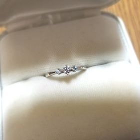 【TAKE-UP(テイクアップ)の口コミ】 私は手が小さく指も細いので、一般的なエンゲージリングだと幅が太くて不…