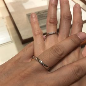 【festaria bijou SOPHIA(フェスタリア ビジュソフィア)の口コミ】 よくみると女性の方の指輪には淡いピンク色のダイヤが入っています。この…