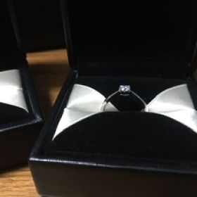 【エクセルコダイヤモンド(EXELCO DIAMOND)の口コミ】 試着したときに手にしっくり来たのと、シンプルだけど、横や底からもダイ…