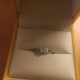 【ケイウノ ブライダル(K.UNO BRIDAL)の口コミ】 オーダーメイドで百合の花をあしらったデザインにしていただきました。細…