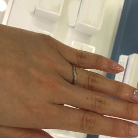 【4℃ BRIDAL(ヨンドシーブライダル)の口コミ】 ウェーブ状のデザインが波を感じさせるものであり、指が長く綺麗に見える…