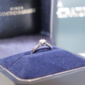 【銀座ダイヤモンドシライシの口コミ】 事前に形の候補は決めて行っていましたが、実際に指にはめたときのときめ…