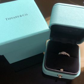 【ティファニー(Tiffany & Co.)の口コミ】 ティファニーは王道の一粒のティファニーカットが有名ですが、この指輪は…