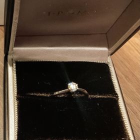 【アイプリモ(I-PRIMO)の口コミ】 ウェーブのフォルムで婚約指輪を探していました。
似たようなデザインの婚…