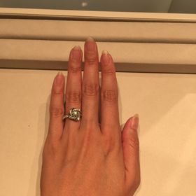 【ブシュロン(BOUCHERON)の口コミ】 とてもゴージャスな指輪で付けるとかなりのボリュームがあります。中心の…