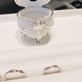 【I's stone(アイズストーン)の口コミ】 珍しい色合いのピンクゴールドで、ちょうどよい太さのおしゃれなデザイン…