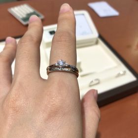 【俄(にわか)の口コミ】 付けている婚約指輪は白鈴というものです。他のデザインの方にダイヤが真…