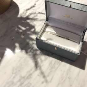 【ete(エテ)の口コミ】 普段アクセサリー類を身に付けない旦那も毎日つける物なのでなるべくシン…