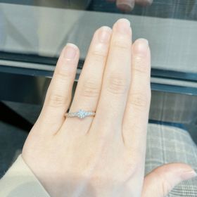 【銀座ダイヤモンドシライシの口コミ】 ゆるやかに流れるウェーブラインに、華やかに輝くメレダイヤがぎっしりと…