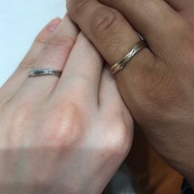 【LUCIR-K(ルシルケイ)の口コミ】 流れる様なカーブのデザインが、とっても素敵でした。
リングの厚さや、太…