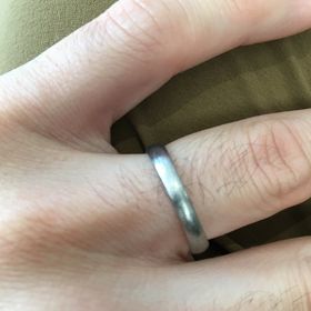 【ete(エテ)の口コミ】 値段とカジュアルなデザイン。
指が短い為、光沢のある指輪だと無理してる…