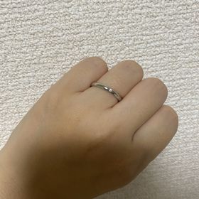 【銀座ダイヤモンドシライシの口コミ】 婚約指輪と重ね付けしても派手派手しくならないシンプルさ、ストレートリ…
