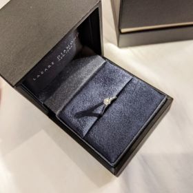 【ラザール ダイヤモンド(LAZARE DIAMOND)の口コミ】 シンプルなデザインとダイヤの輝きが一番魅力的だったためです。他店では…