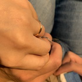 【TOMOE(トモエ)の口コミ】 二店舗みて悩みに悩んでこのデザインにしました。ダイヤのラインがシンプ…