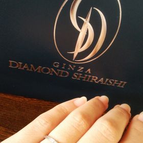 【銀座ダイヤモンドシライシの口コミ】 色々試着して、一番ときめいた指輪だったので、決めました。
デザインも勿…