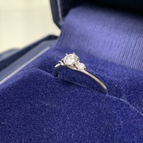 【銀座ダイヤモンドシライシの口コミ】 彼女の希望でセットリングがいいと言うことでカタログを見させてもらい種…