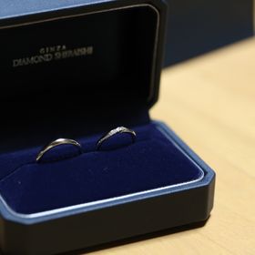 【銀座ダイヤモンドシライシの口コミ】 指輪をつけ慣れていないので、特にこだわりがなく、シンプルなプラチナの…