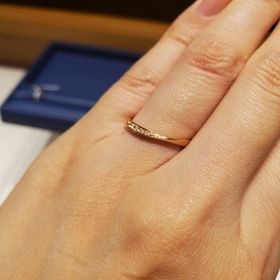 【銀座ダイヤモンドシライシの口コミ】 ・リングの太さやダイヤのサイズ感、指輪のデザインが好みだったから。
・…