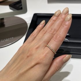 【ラザール ダイヤモンド(LAZARE DIAMOND)の口コミ】 細めで華奢なデザインでとても素敵でした。ダイヤも小さすぎず、大きすぎ…