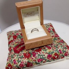 【RUST made in england】の口コミ 手彫りの婚約指輪にあるシンプルな結婚指輪を探していました。ディスプレイ...