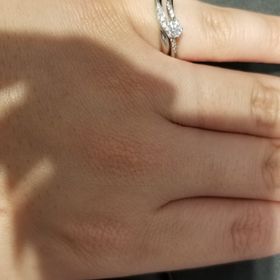 【銀座ダイヤモンドシライシの口コミ】 ゆるやかなウェーブにダイヤがいくつかセットされていて、婚約指輪との相…