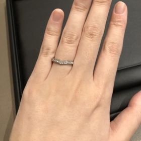 【ROYAL ASSCHER(ロイヤル・アッシャー)の口コミ】 マリッジリングの中でも緩やかなV字ラインのハーフエタニティで、試着した…