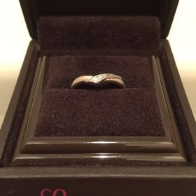 【アイプリモ(I-PRIMO)の口コミ】 婚約指輪はいつも身につけたいと思っていたので、結婚指輪と重ねてつけら…