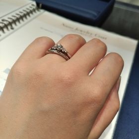 【銀座ダイヤモンドシライシの口コミ】 指輪のデザインは王道で飽きのこないものだと思います
婚約指輪は中央に大…