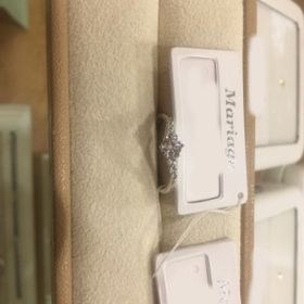 【Mariage ent(マリアージュエント)の口コミ】 センターのダイヤモンドからＶ字のラインに沿って６個のメレダイヤが配置…