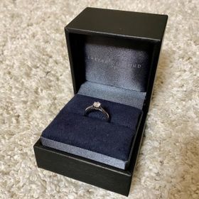 【ラザール ダイヤモンド(LAZARE DIAMOND)の口コミ】 婚約指輪はシンプルで、ダイヤが目立つものと考えて選びました。
レヴァラ…