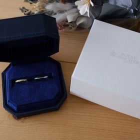 【ROYAL ASSCHER(ロイヤル・アッシャー)の口コミ】 大きさの異なるダイヤが指上面の半円状に施されたデザインです。ダイヤが…