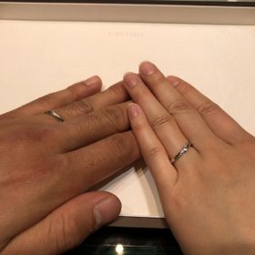 【アイプリモ(I-PRIMO)の口コミ】 デザインは色々比較した結果、指輪自体の7つのダイヤが綺麗に見えるのに惹…