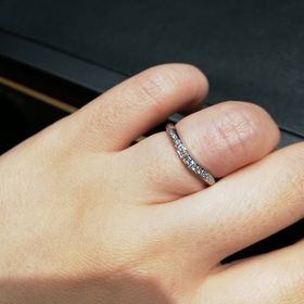 【ラザール ダイヤモンド(LAZARE DIAMOND)の口コミ】 なめらかなウェーブラインに、キラキラのダイヤモンド。とても美しく、見…