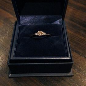 【銀座ダイヤモンドシライシの口コミ】 一番最初にパンフレットを見せていただいた時に女性らしく華やかで素敵だ…