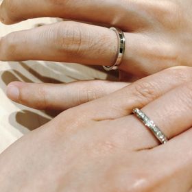 【ラザール ダイヤモンド(LAZARE DIAMOND)の口コミ】 ・他にないデザインであったこと
・細身の手に会うスタイリッシュなデザイ…