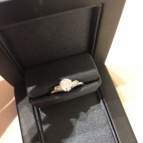 【ラザール ダイヤモンド(LAZARE DIAMOND)の口コミ】 ・華奢なデザインてあること。
・付け心地に違和感がないこと。
・ダイヤ…