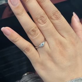 【ラザール ダイヤモンド(LAZARE DIAMOND)の口コミ】 とにかくダイヤモンドの輝きが素晴らしいです。
メレダイヤとセンターダイ…