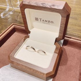 【TANZO.(鍛造指輪)の口コミ】 当初はシルバーで色味を合わせて作ってもらう予定でした。
しかし、来店し…
