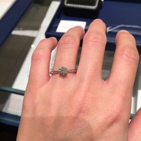 【銀座ダイヤモンドシライシの口コミ】 6件ほど色々なブランドを見て回ったけれど、ココの物は石のランクが高く上…