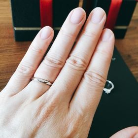 【ラザール ダイヤモンド(LAZARE DIAMOND)の口コミ】 メレダイヤが3つ入っていて自分にはほどよく、他のブランドにはあまりない…