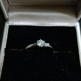 【アイプリモ(I-PRIMO)の口コミ】 彼が選んでプロポーズの際にくれました。
メレダイヤが左右に違う形で付い…